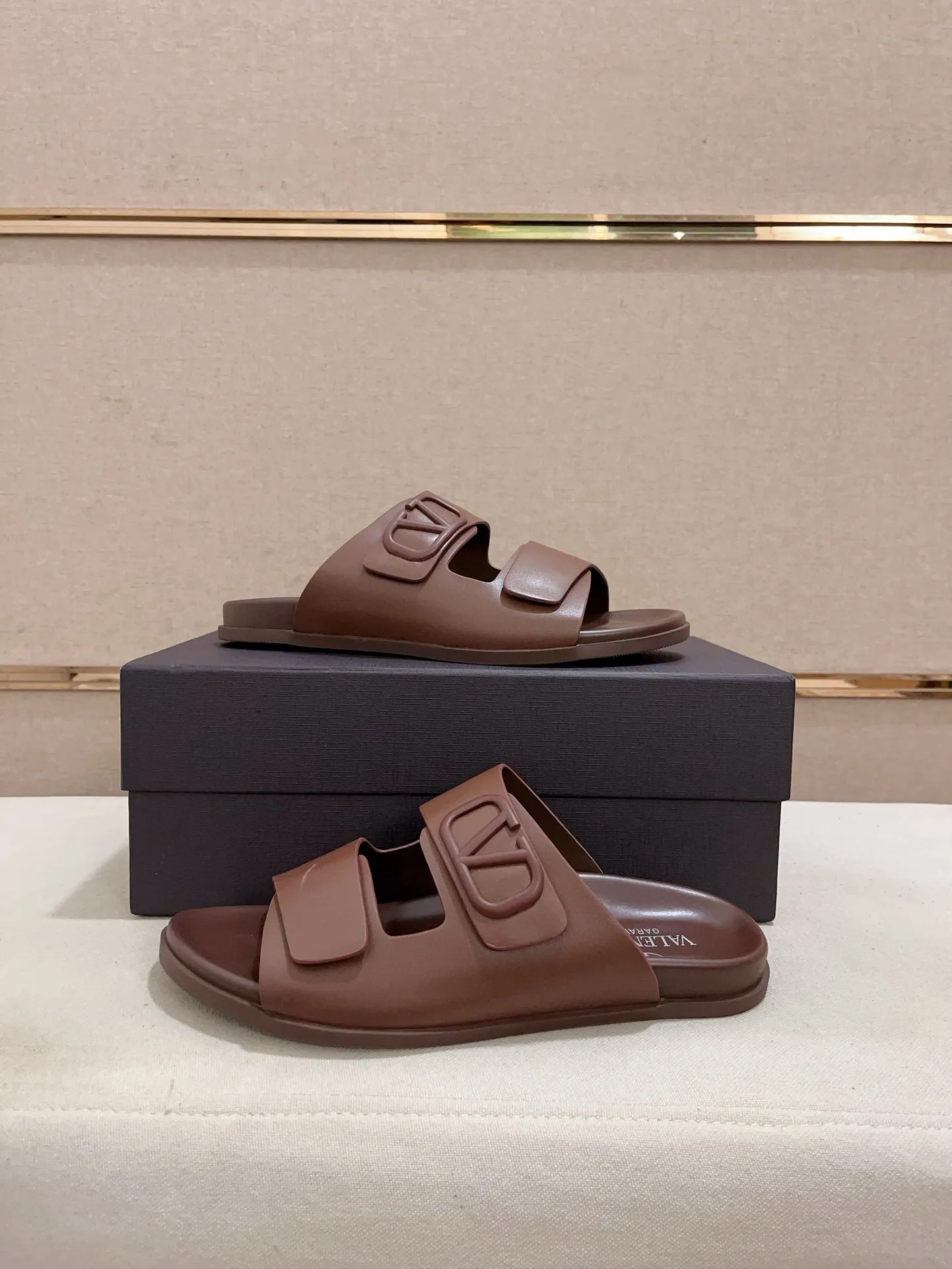 Men's shoes💰: 440💰[Valentino] New men's boutique slippers, counter quality, classic plaid, the actual workmanship is quite complex🔰The uppers are made of imported fabrics➕🐑Sheepskin lining, which tests the craftsman's craftsmanship➕original PU outsole. Size: 38-44 (45 can be customized, non-refundable)